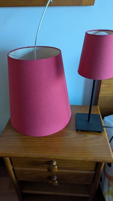 Candeeiros de tecto e mesinha de cabeceira.