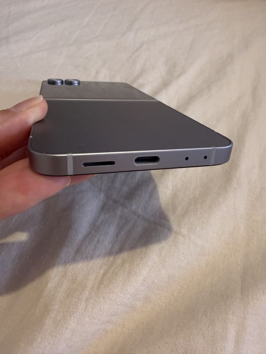 Samsung Galaxy z Flip 16