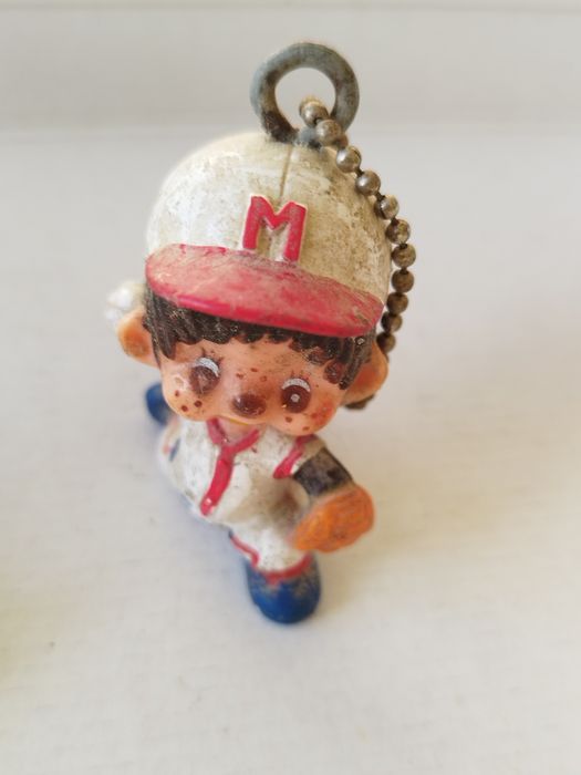 Miniaturas de Monchhichi (conhecidas como Kiki em França) a jogar base