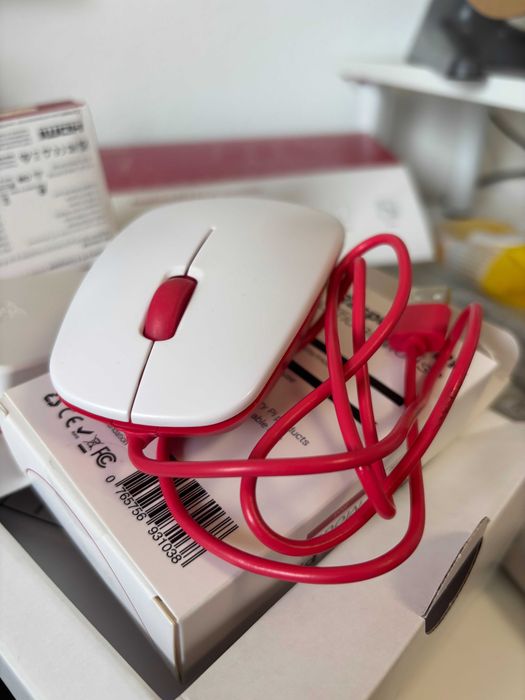 Raspberry Pi 4 8gb + Case Térmica + Kit de Secretária original (Livro, rato, teclado, cabos, sd card)