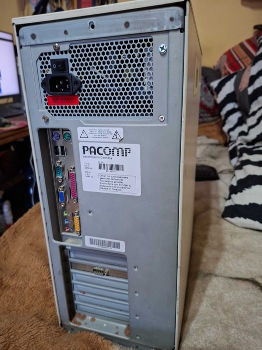 Stary retro komputer stacjonarny Creative