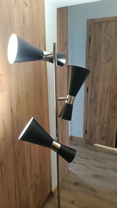 Lampa podłogowa regulowana