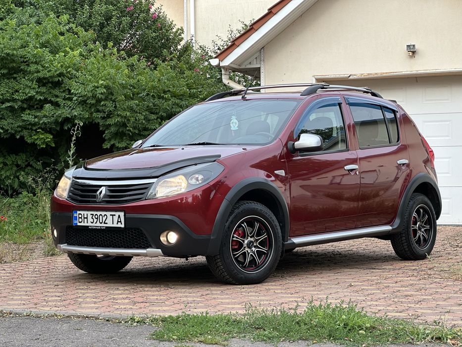Продам Renault Sandero  Stepway на полноценном АВТОМАТЕ, с мотором 1,6 бензин.Не бит, не крашен!
