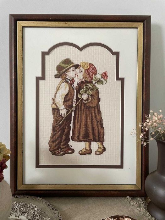 Obraz haftowany – Para dzieci z różą, duża rama 52 × 40 cm