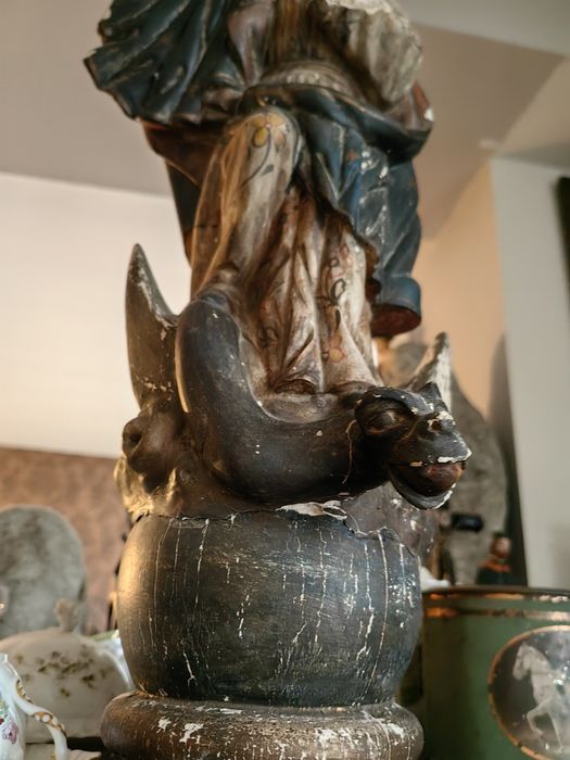 Stara gipsowa rzeźba Madonna na smoku