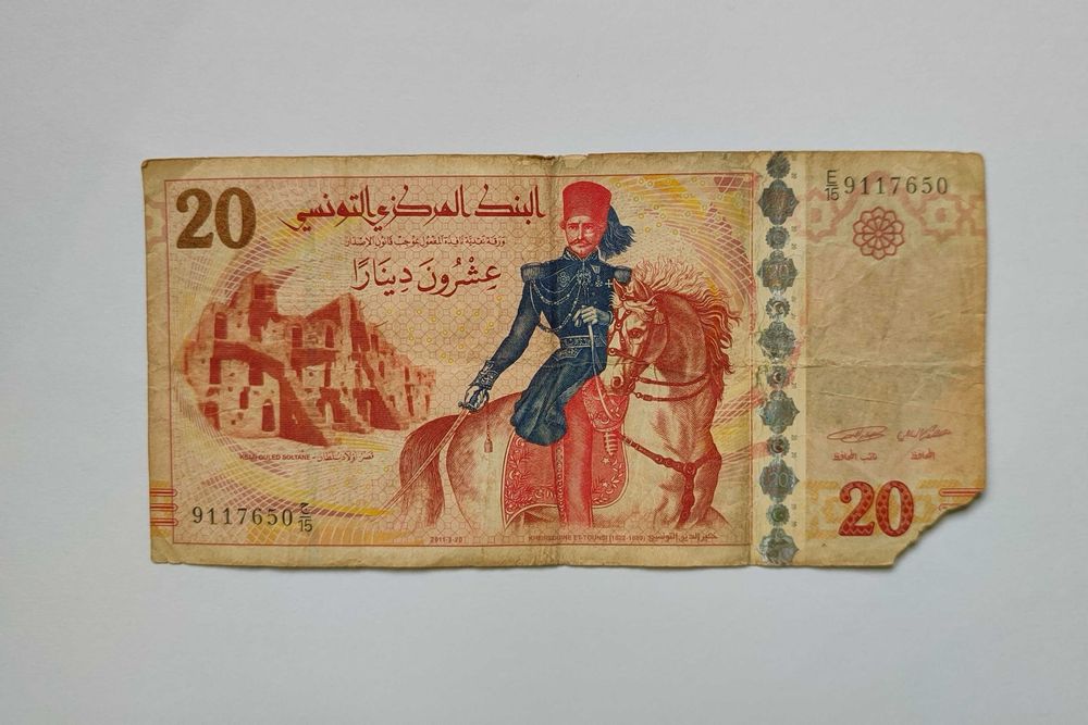 Nota de 20 dinares e duas moedas (Tunísia)