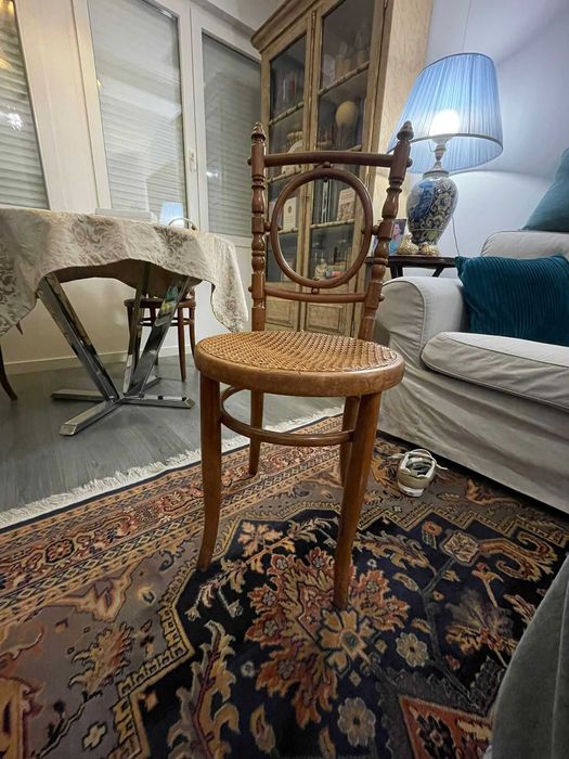 cadeiras antigas de madeira envernizada com assento em palha natural