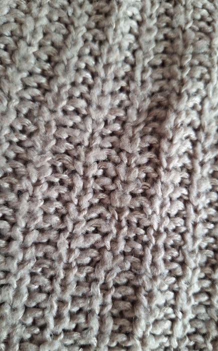 Beżowy sweter na zimę cienki