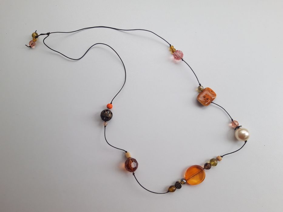 Colar de pedras diferentes de tons laranja da Bijou Brigittte