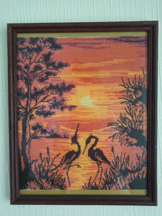 Картина вышивка аисты, журавли на фоне размер 26 на 31.3 см  заката