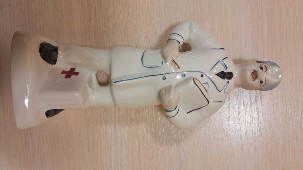 Порцелянова фігурка лікаря.