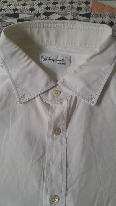 Dou 5 camisas brancas