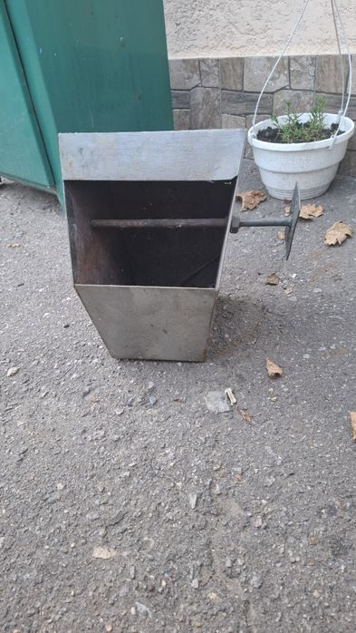 Підвісний, залізний смітник