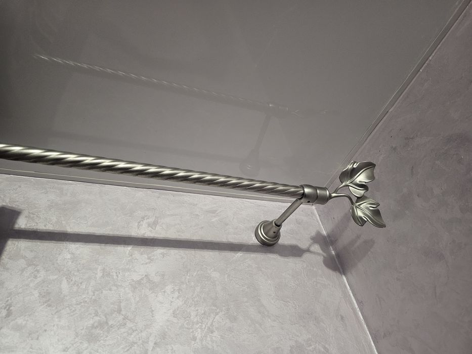 Комплект для спальні: штора .покривало.чехли для подушек.ковер.карниз