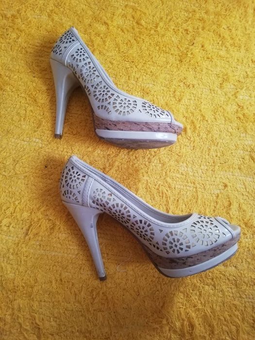 Sapatos de salto alto