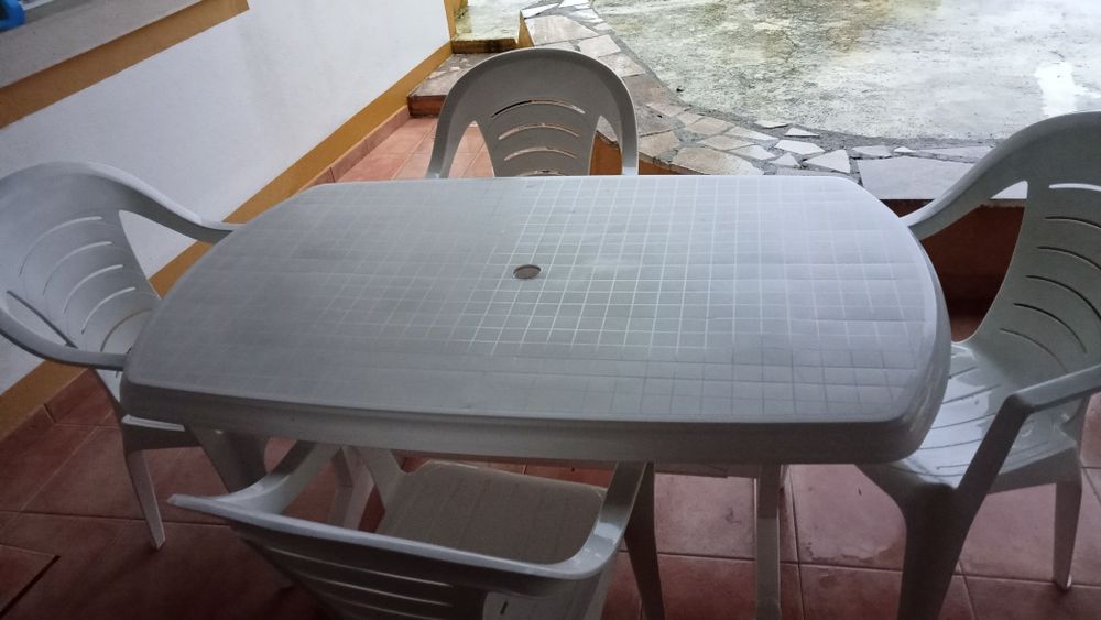 Mesa mais quatro cadeira