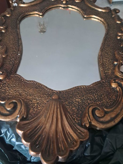 Bonito e antigo  espelho a precisar de umpequeno restauro