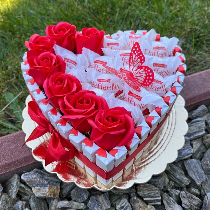 Tort z cukierków Kinder i Raffaello. Prezent Box