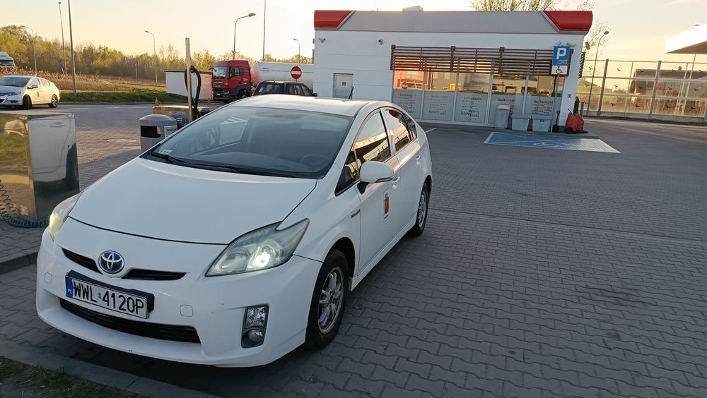 Toyota Prius 3 1.8 2011 оплата частями ,  рассрочка на раты