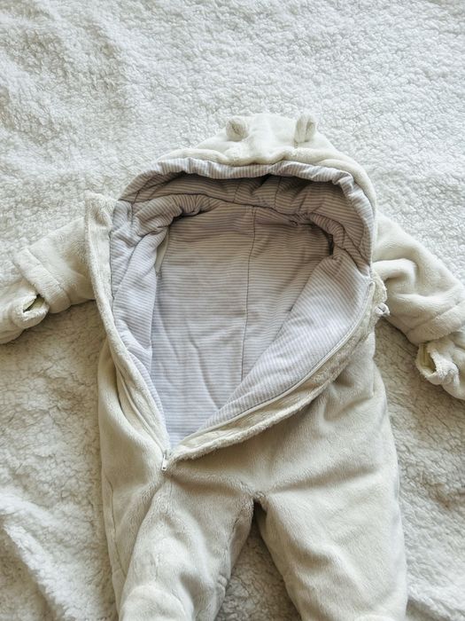 Демісезонний комбінезон молочного кольору для малюка 0-3міс