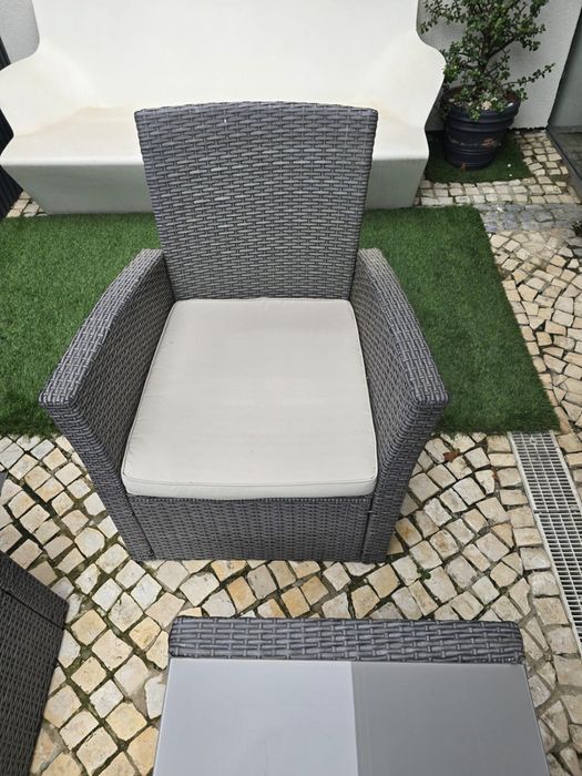 Conjunto de jardim - sofá, 2 cadeirões e mesa