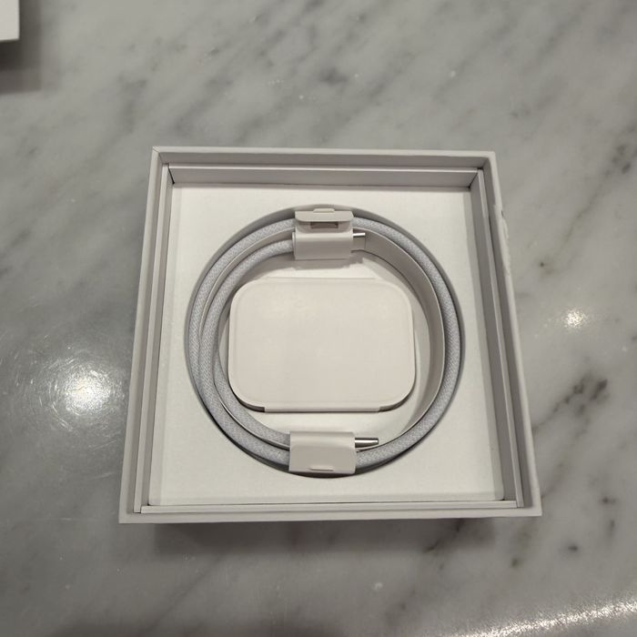 Оригінальні Apple AirPods Pro 2-го покоління в робочому стані.