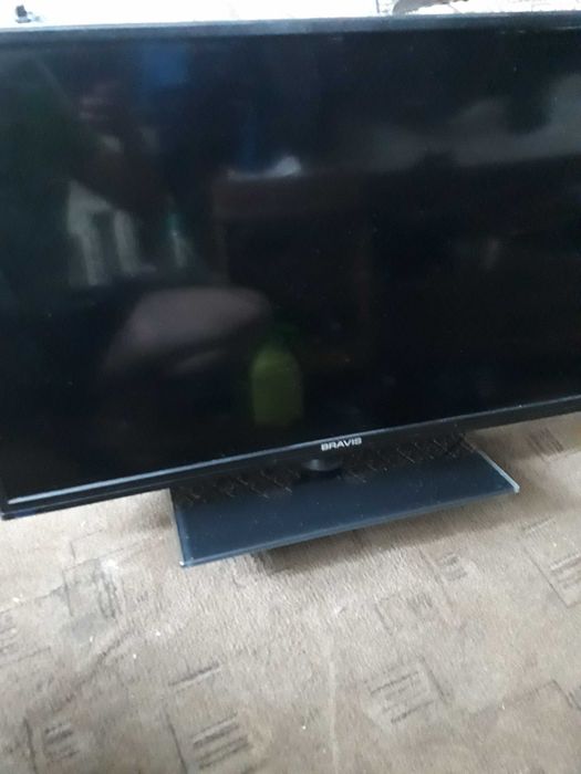 Продам телевизор BRAVIS LED-32E30B на запчасти