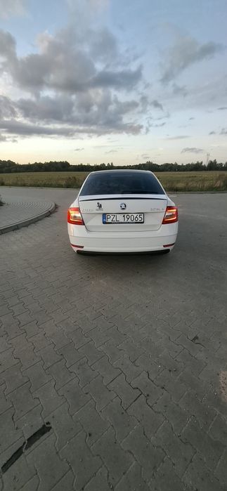 samochód osobowy marki skoda octawia