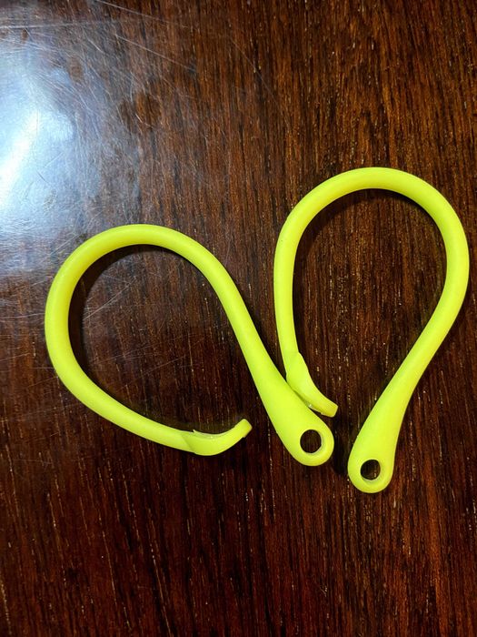 Для занять спортом. Тримачі для Airpods 1 та 2.(білий 1 шт). Силікон.