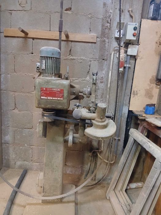 Máquina Afiadora / Perfiladora Industrial PINHEIRO – A Trabalhar
