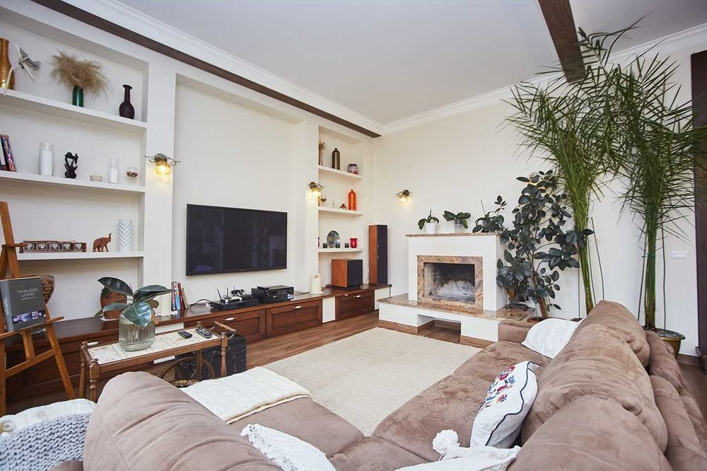 Продам добротный дом в Совиньоне! Красивый участок. Бассейн.