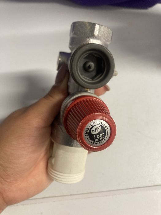 Válvula de segurança termoacumulador 1/2''x1/2'' + suportes parede