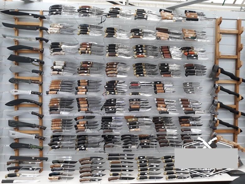 Большой ассортимент ножей, топоров — всё для кухни, рыбалки и охоты