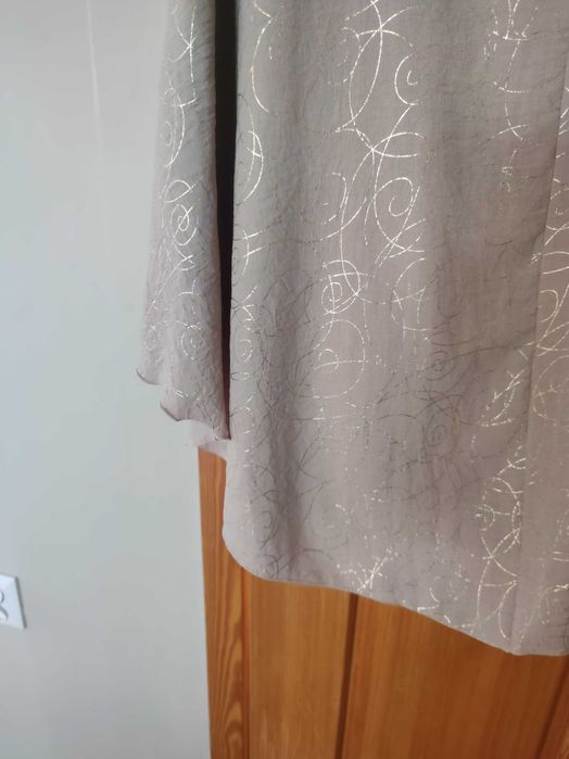Beżowa sukienka na imprezę