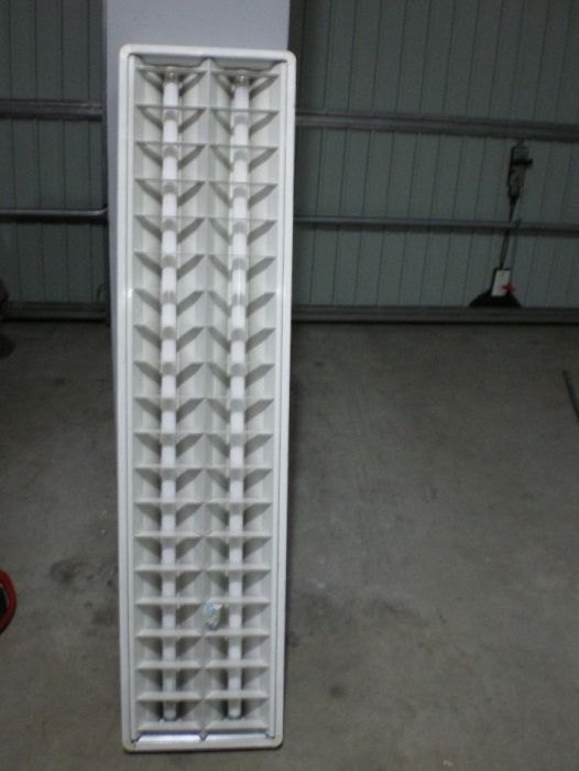 Luminárias salientes com emissão direta de luz