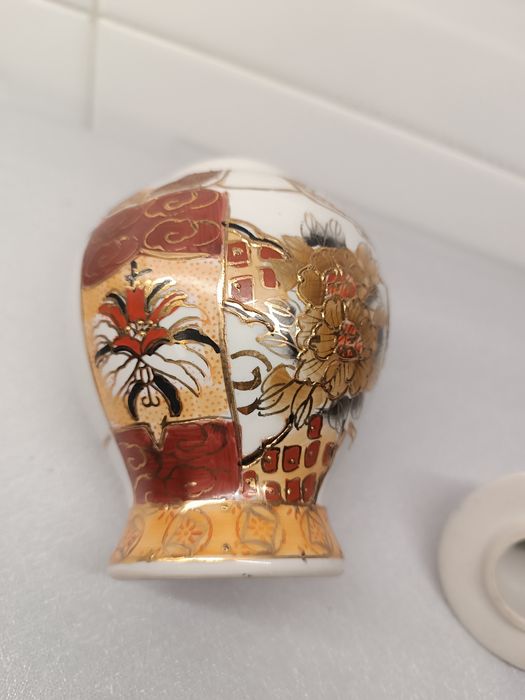 Pote de Porcelana Japonesa Kutani. 18 cm. Pintando à  Mão