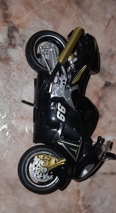 Motas miniatura e bicicletas