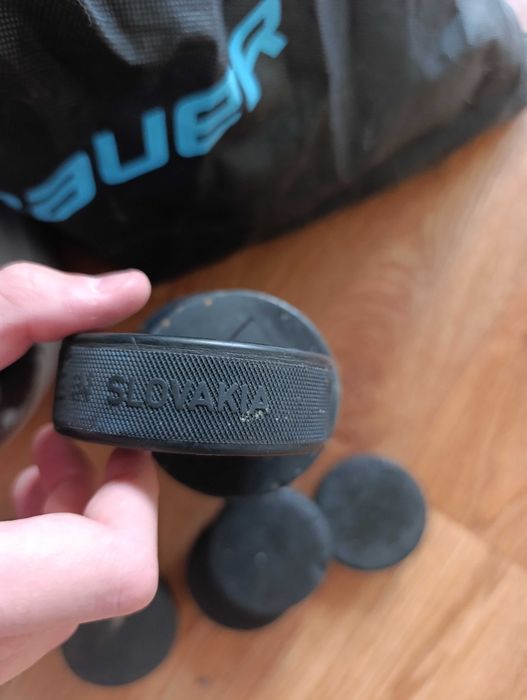 Шайби хокейні біля 52 шт. Пролам одним лотом.