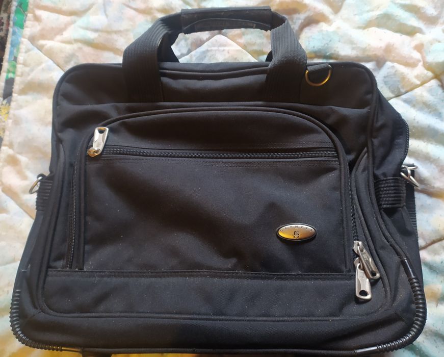 Сумка кейс на колёсах с выдвижной ручкой.