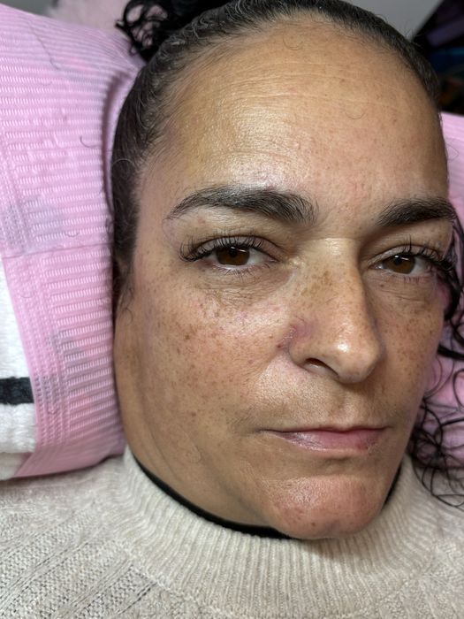 Extensão de pestanas e design de sobrancelhas