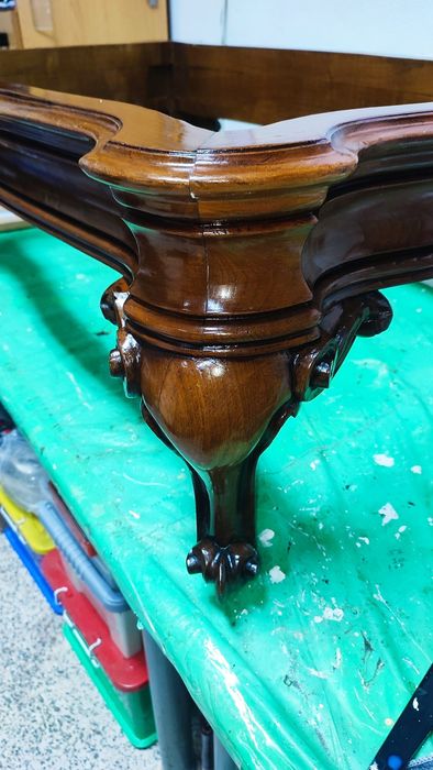 Antiga mesa de centro em madeira e pedra mármore