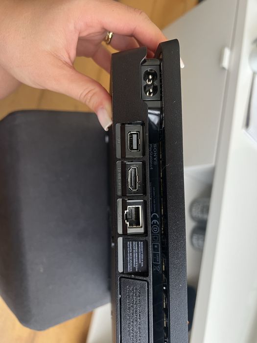 PS4 500 GB + 2 Comandos + 6 Jogos