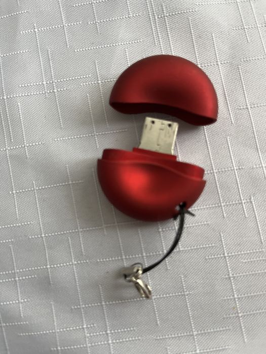 Pendrive czerwony firmy Total 8Gb