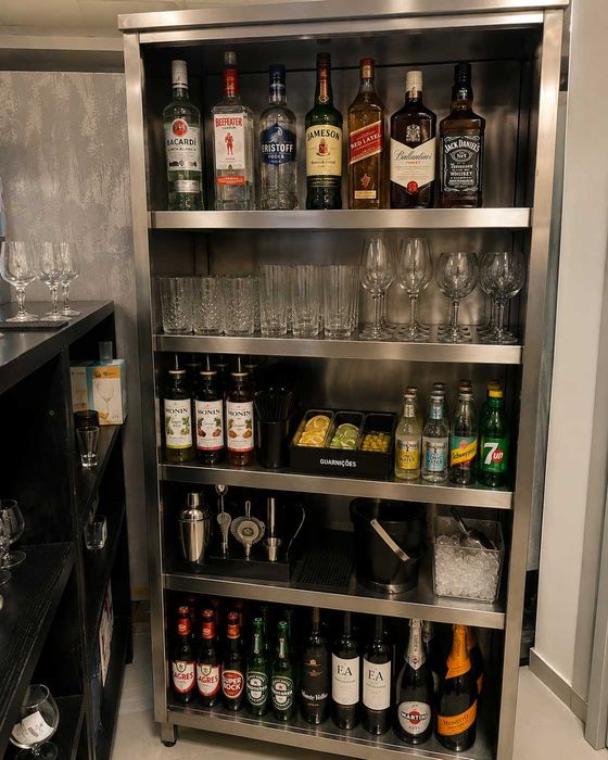 2 armários em inox sem portas, usados e em bom estado.