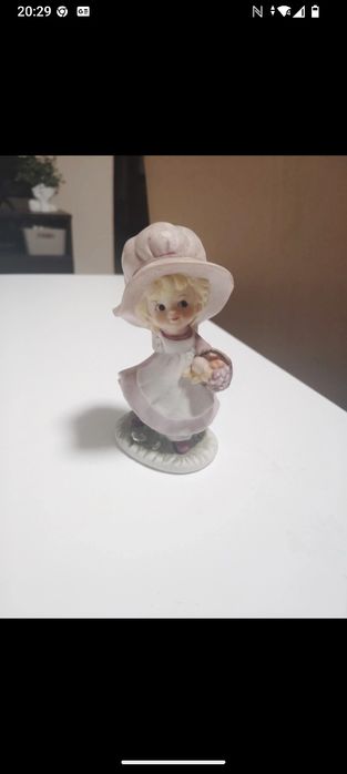 Sygnowana porcelanowa figurka dziewczynka z koszyczkiem wysokość 10cm