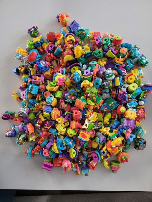 Zestaw super things wraz z pojazdami i mini bazami .