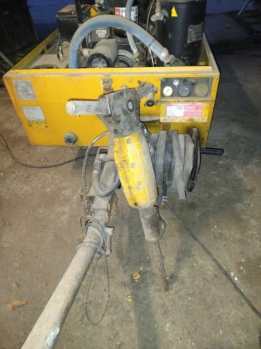 Kompresor powietrza Kaeser M24 + młot do kucia