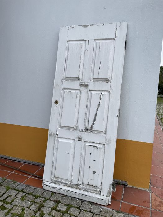 Porta da rua branca com almofada