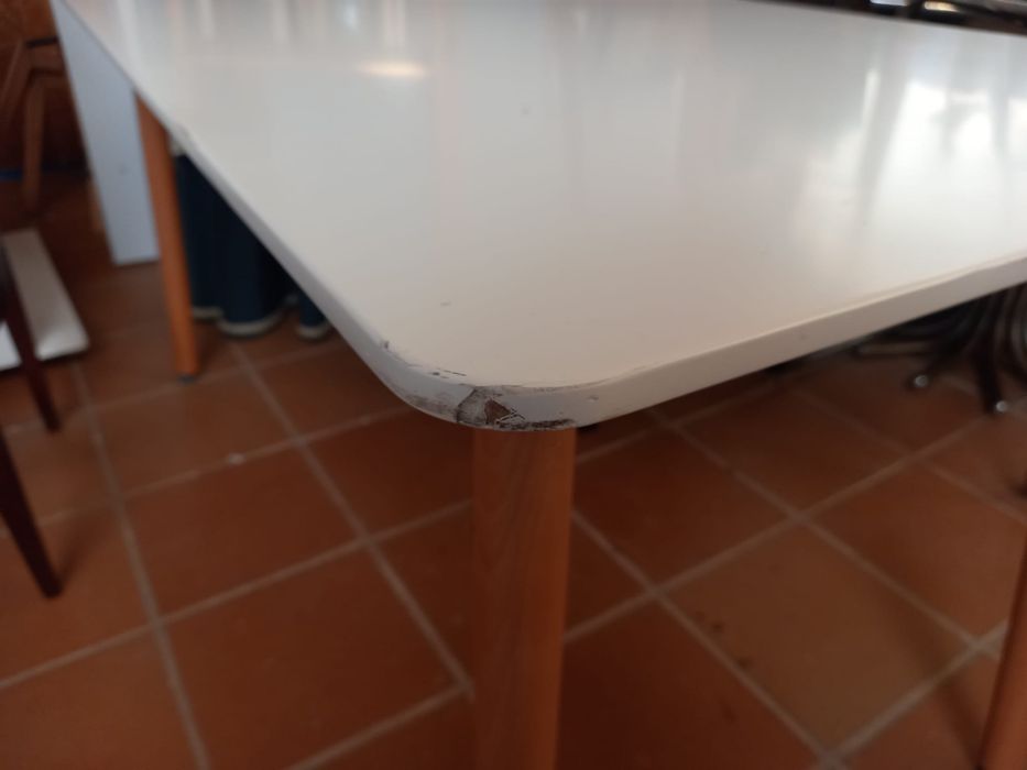 Mesa de madeira tampo branco