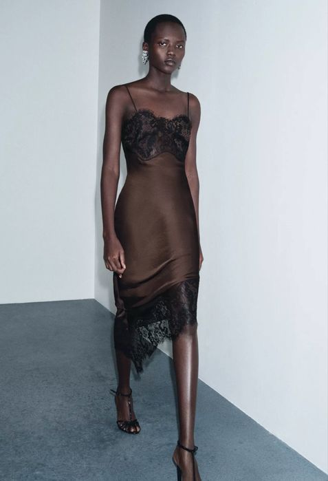 Satynowa sukienka Zara L z koronką